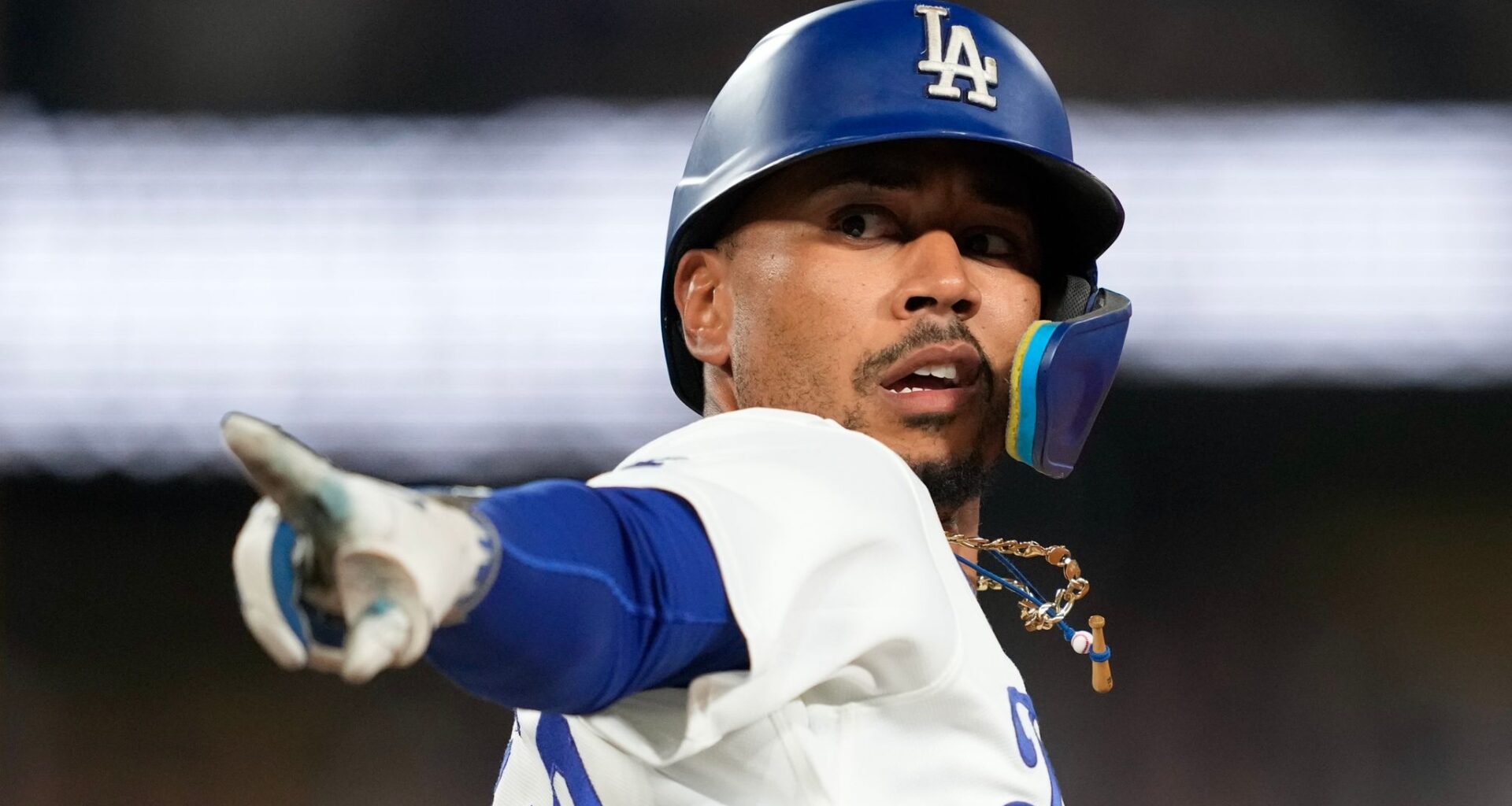 Mookie Betts homers twice and Dodgers go back-to-back twice in 8th inning of 8-2 win over Giants