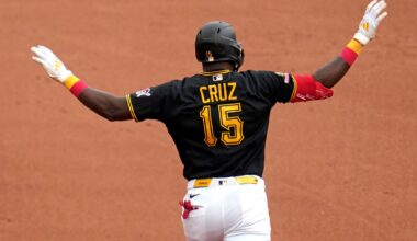 Flores Jr. hits go-ahead, 2-run homer in 8th as Pirates rally for 4-3 win and series sweep of Royals