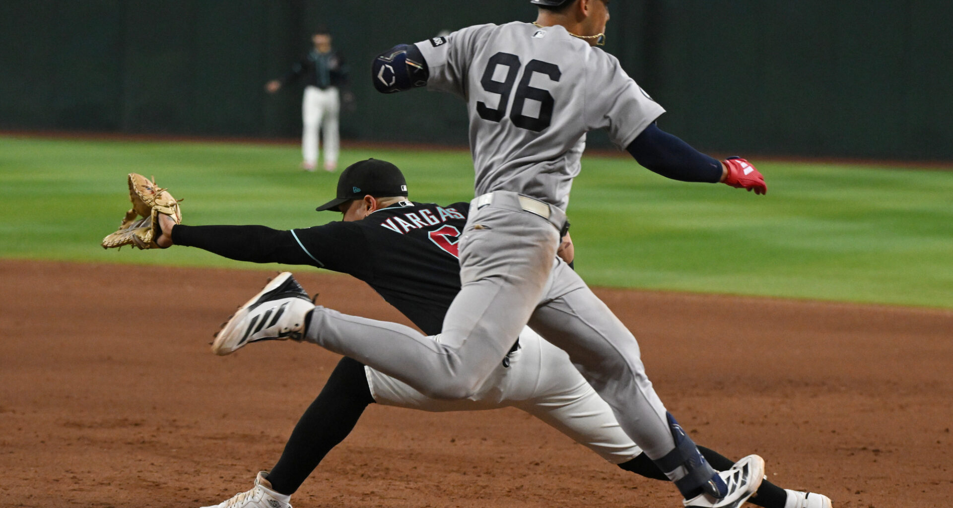 Arenado hits grand slam in the Diamondbacks' 8-4 victory over the Yankees