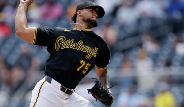 Giants bring back reliever Camilo Doval, with chance to make history