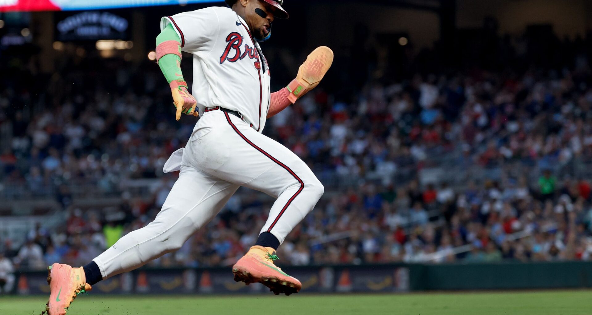 Elly De La Cruz hits 30th homer and Reds rally for 7-6 win over Braves, who lock up NL's No. 3 seed