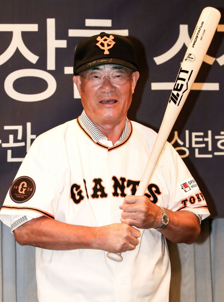 Jang Hoon, a second-generation Korean resident born in Hiroshima, Japan in 1940, played in Nippon Professional Baseball from 1959 to 1981. He set the record for the most hits with 3,085, finishing his career with a batting average of 0.319, 504 home runs, and 1,676 RBIs. Yonhap News Agency