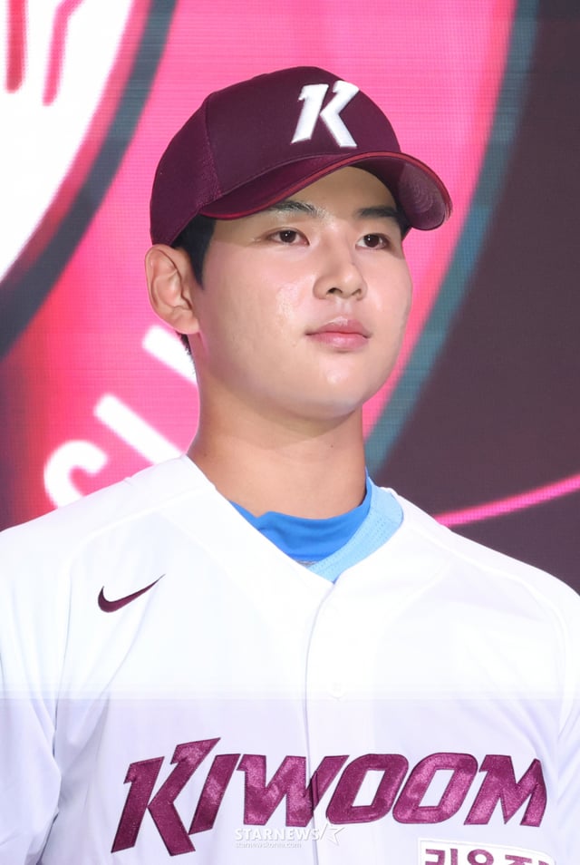 The '2027 KBO Rookie Draft' was held on the 21st at the World Crystal Ball Room of Lotte Hotel in Songpa-gu, Seoul. Ha Hyun-seung (Busan High) is sharing his thoughts after being selected as the first overall pick by Kiwoom. /Photo=Kim Jin-kyung kim.jinkyung@
