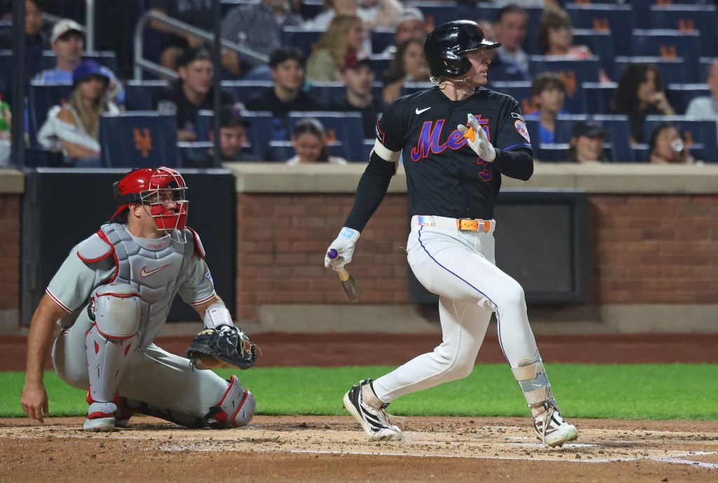 New York Mets right fielder Carson Benge hits an RBI single.