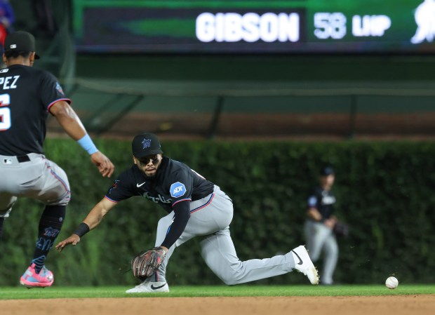 Marlins second baseman Jared Serna reaches for a ball hit for a single from Cubs catcher Carson Kelly in the fifth inning at Wrigley Field on Sept. 22, 2026, in Chicago. (John J. Kim/Chicago Tribune)