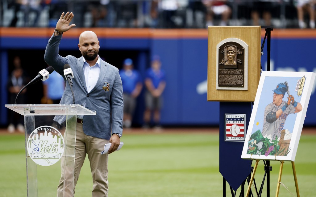 Carlos Beltrán waves to the crowd during his induction ceremony into the Mets Hall of Fame.