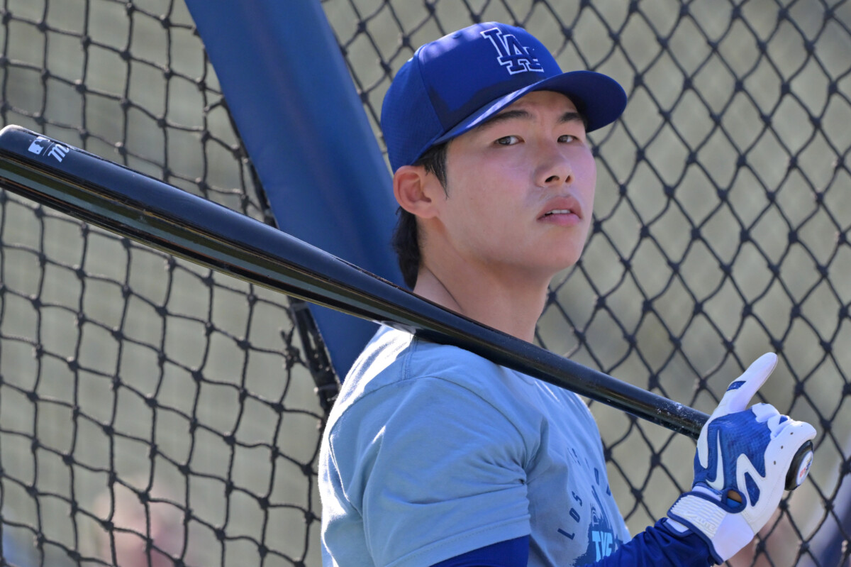 May 8, 2026; Los Angeles, California, USA; Los Angeles Dodgers shortstop Hyeseong Kim (6) takes batting practice prior to the game against the Atlanta Braves at Dodger Stadium. Mandatory Credit: Jayne Kamin-Oncea-Imagn Images