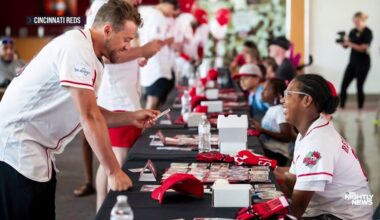 Cincinnati Reds host ‘reverse card signing’ with young fans