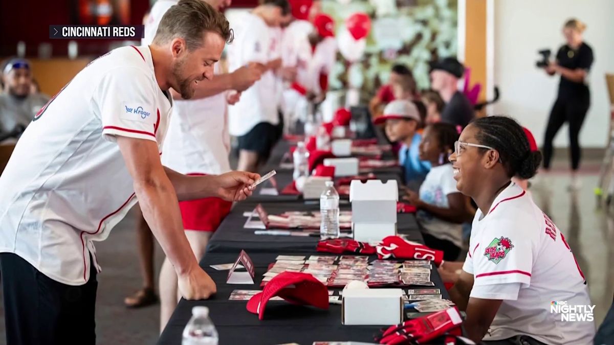 Cincinnati Reds host ‘reverse card signing’ with young fans