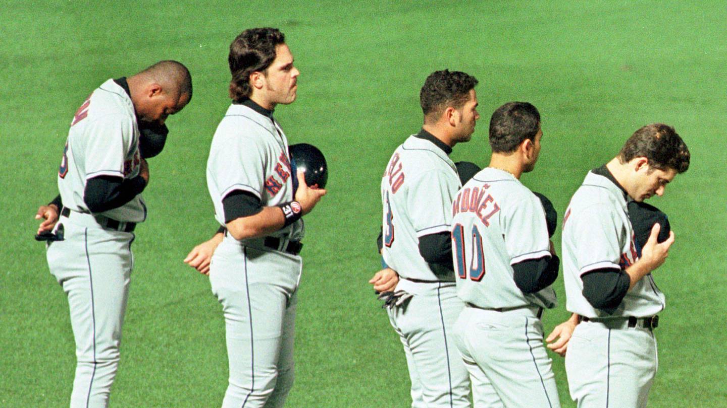 Oct 12, 1999; Atlanta, GA, USA; New York Mets player Darryl Hamilton (L-R) Mike Piazza, Edgardo Alfonso, Rey Ordonez and Robin Ventura during a moment of silence for basketball great Wilt Chamberlain prior to start of game 1 of NLCS at Turner Field. Mandatory Credit: Stuart Bayer/Gannett News Service-USA TODAY NETWORK
