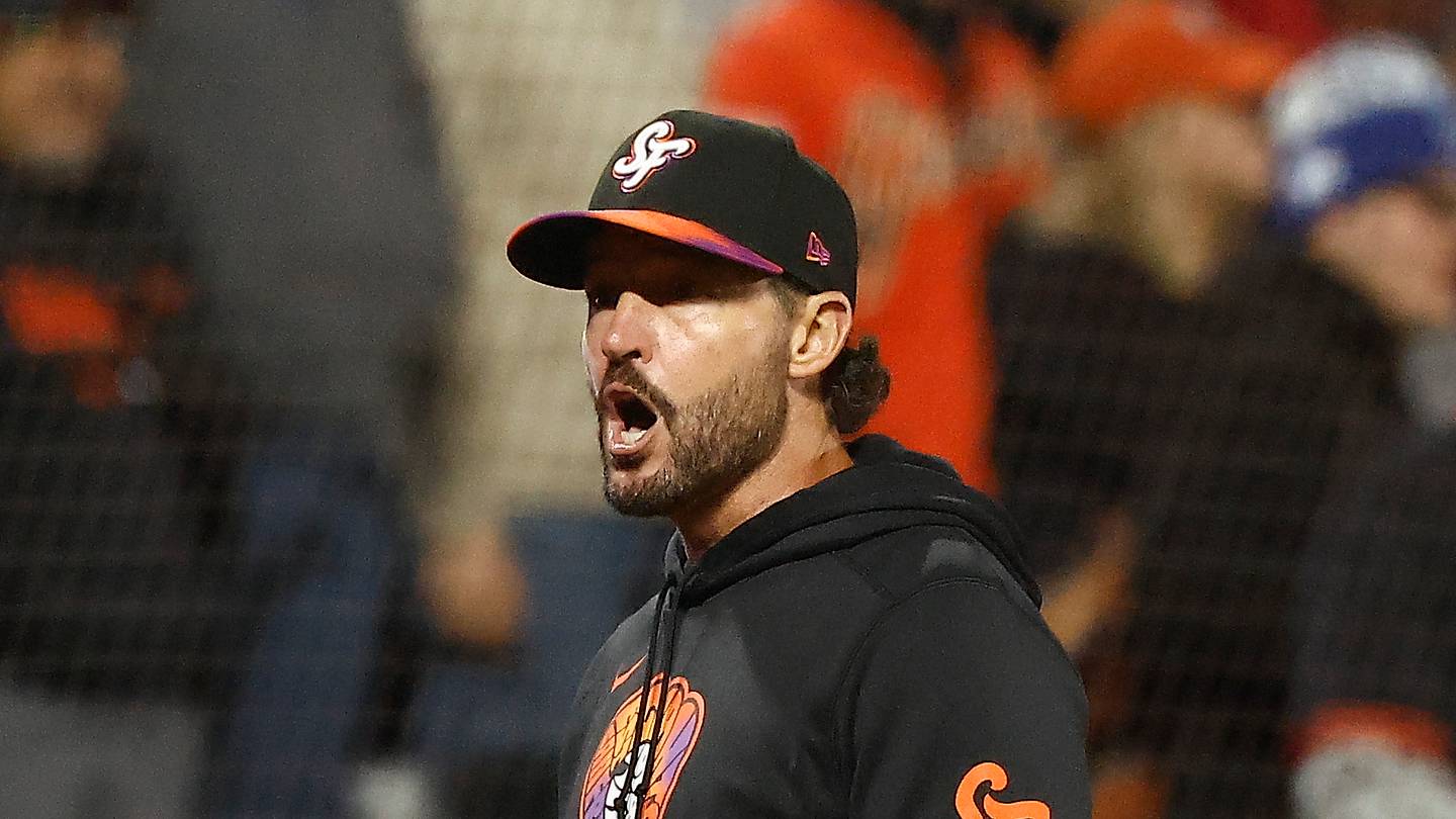 San Francisco, California, USA; San Francisco Giants manager Tony Vitello returns to the dugout during the ninth inning against the Minnesota Twins at Oracle Park. Mandatory Credit: Kelley L Cox-Imagn Images