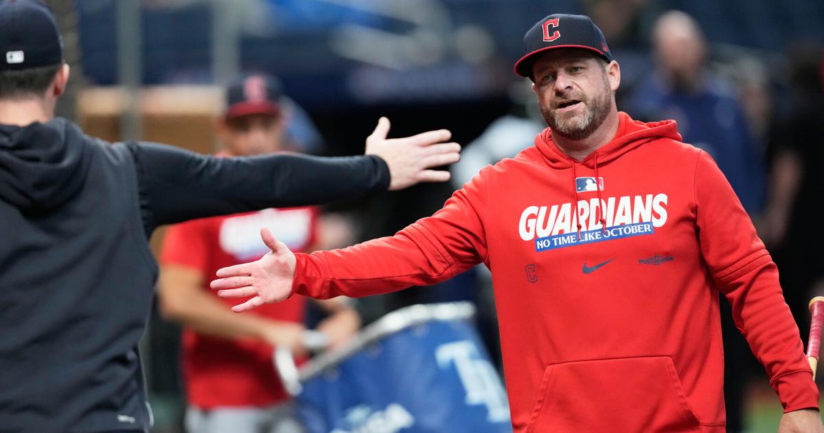 Guardians manager Stephen Vogt says he'll be back with club, dismisses rumors about move to Mariners