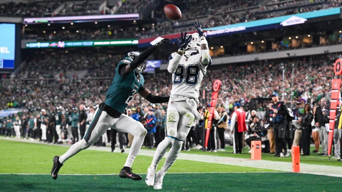 Cowboys hammer Eagles; Brewers bludgeon Rays for 3-0 World Series lead
