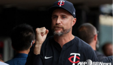 Rocco Baldelli (45), a former coach of the year, voluntarily stepped down from the Seattle Mariners'..