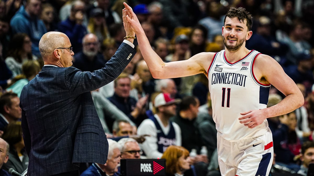 Alex Karaban announces return to UConn, withdraws from NBA draft