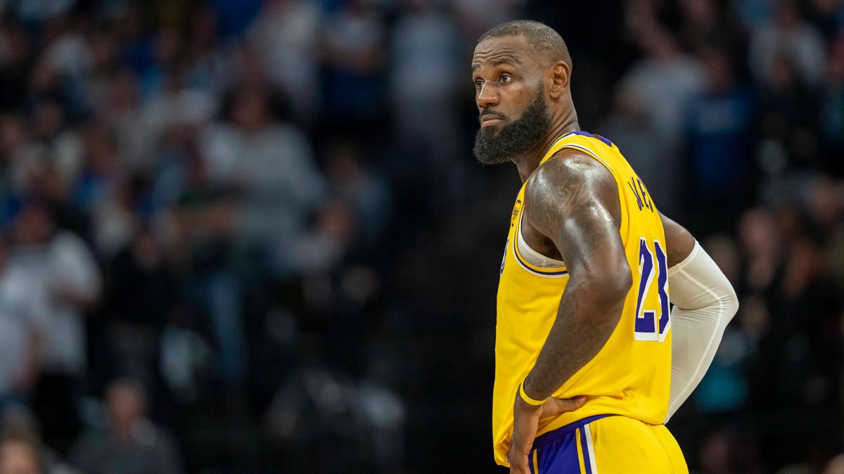 Lakers are wasting LeBron's greatness while they self-destruct