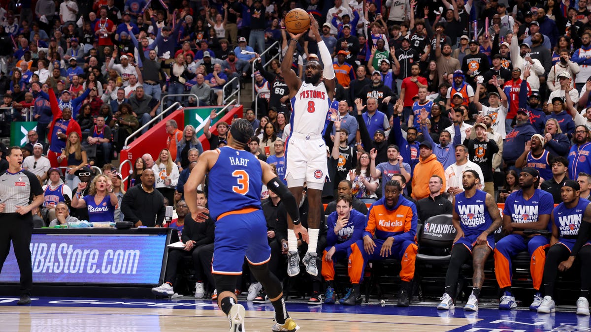 Knicks fouled Pistons on final shot. Ref says whistle should have blown