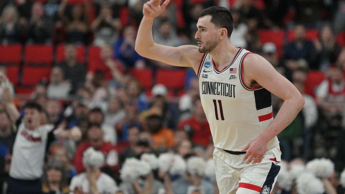 Alex Karaban to forgo NBA draft, return for senior year