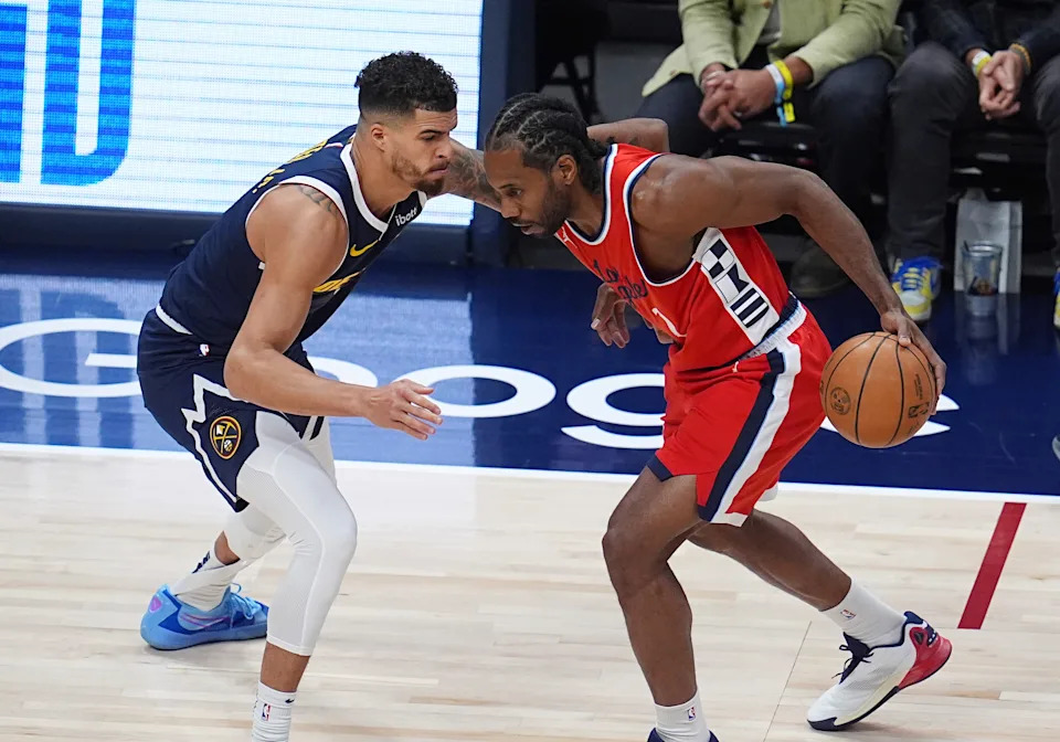 Kawhi Leonard put on a vintage performance to lead the Clippers past the Nuggets Monday night. (AP Photo/David Zalubowski)
