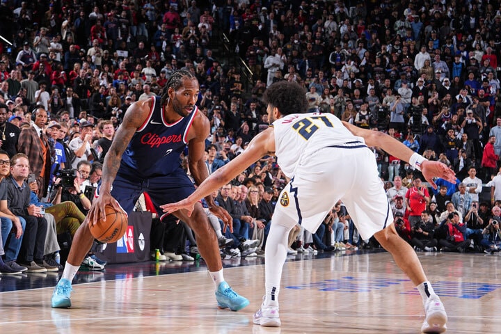 Kawhi Leonard guarded by Jamal Murray