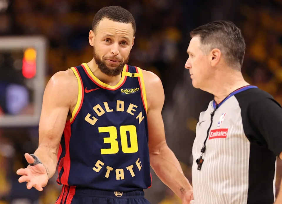 Golden State Warriors guard Stephen Curry (30) speaks to referee Pat Fraher.Mandatory Credit: Kelley L Cox-Imagn Images