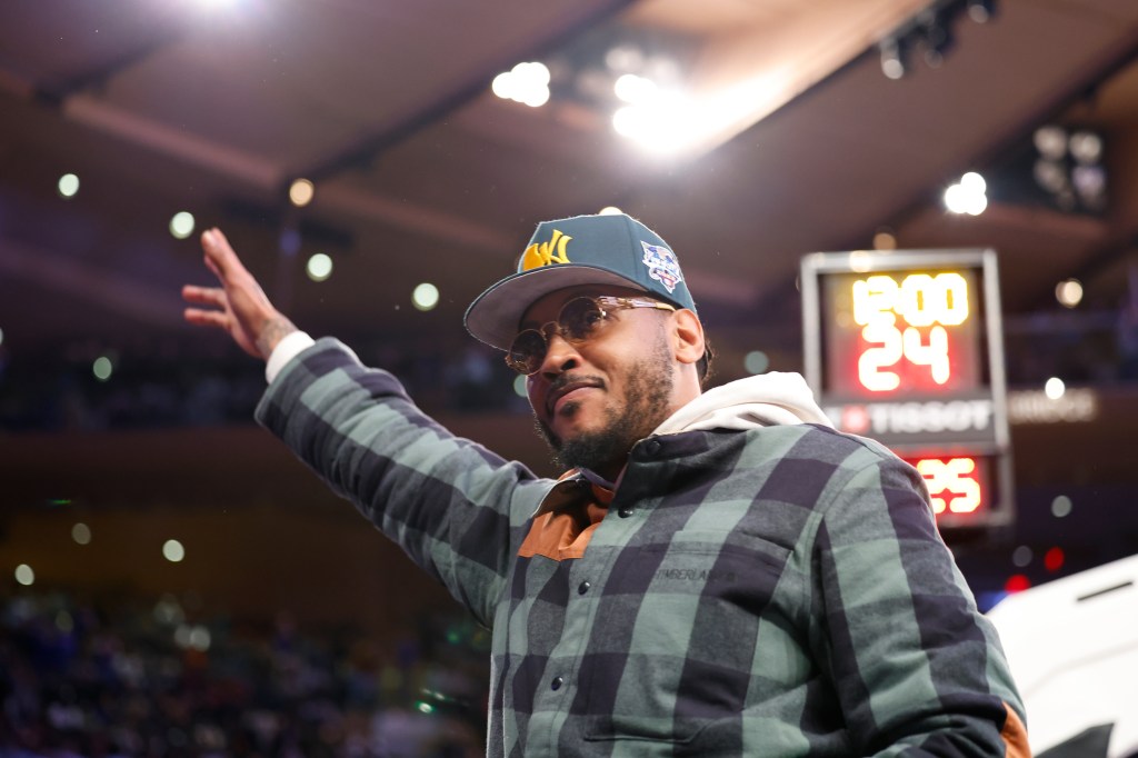 New York Knicks alumni Carmelo Anthony greets the garden crowd during the first half at Madison Square Garden,  Saturday, Feb. 24, 2024 in New York.