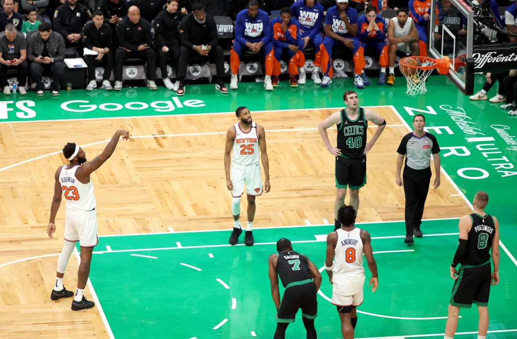 Mitchell Robinson #23 of the New York Knicks hits a free-throw during the first quarter.