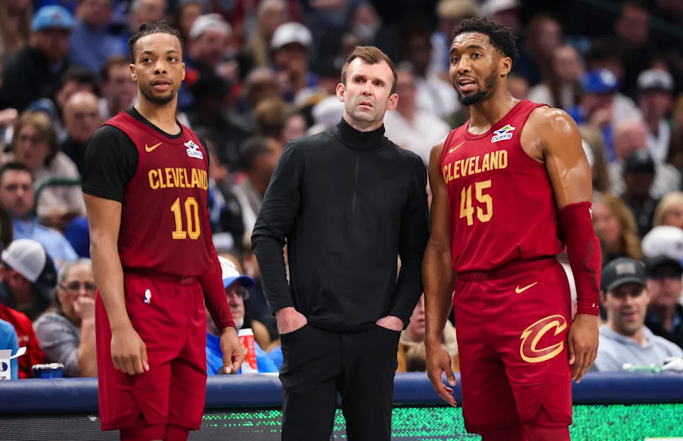 Jan 3, 2025; Dallas, Texas, USA; Cleveland Cavaliers head coach Kenny Atkinson speaks with Cleveland Cavaliers guard Darius Garland (10) and Cleveland Cavaliers guard Donovan Mitchell (45) during the first half against the Dallas Mavericks at American Airlines Center. Mandatory Credit: Kevin Jairaj-Imagn Images© Kevin Jairaj-Imagn Images