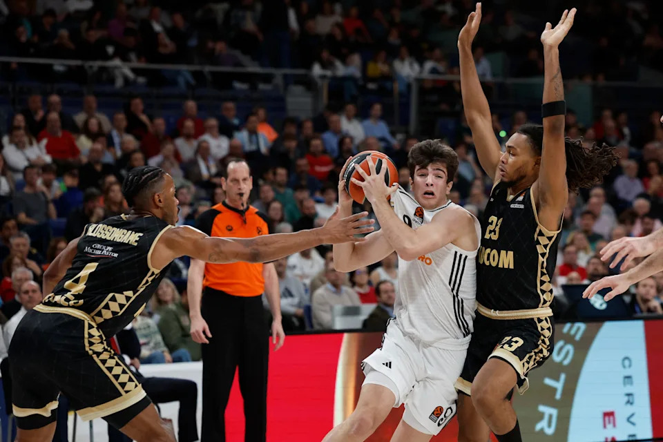 Real Madrid's Spanish guard #09 Hugo Gonzalez drives against AS Monaco's American forward #04 Jaron Blossomgame and AS Monaco's French forward #23 Juhann Begarin during the Euroleague basketball match between Real Madrid and Monaco at the Wizink Center arena in Madrid on December 19, 2024. (Photo by OSCAR DEL POZO / AFP) (Photo by OSCAR DEL POZO/AFP via Getty Images)