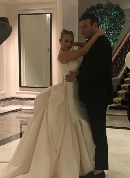 Josh Bartelstein (r) and his wife, Sydney, in a photo from August 2022. @stellairbeauty/Instagram