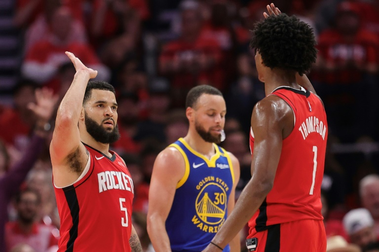 Fred VanVleet and Amen Thompson of the Houston Rockets high five in front of Golden State star Stephen Curry during the Rockets