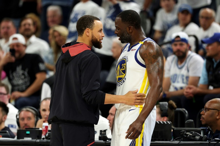 Draymond Green (right) speaks with teammate Stephen Curry after reacting furiously over a technical foul in Golden State
