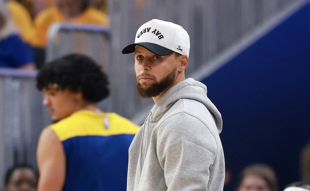 Warriors’ Stephen Curry receives hilarious praise from teammate: 'Closest thing to a God-like figure'