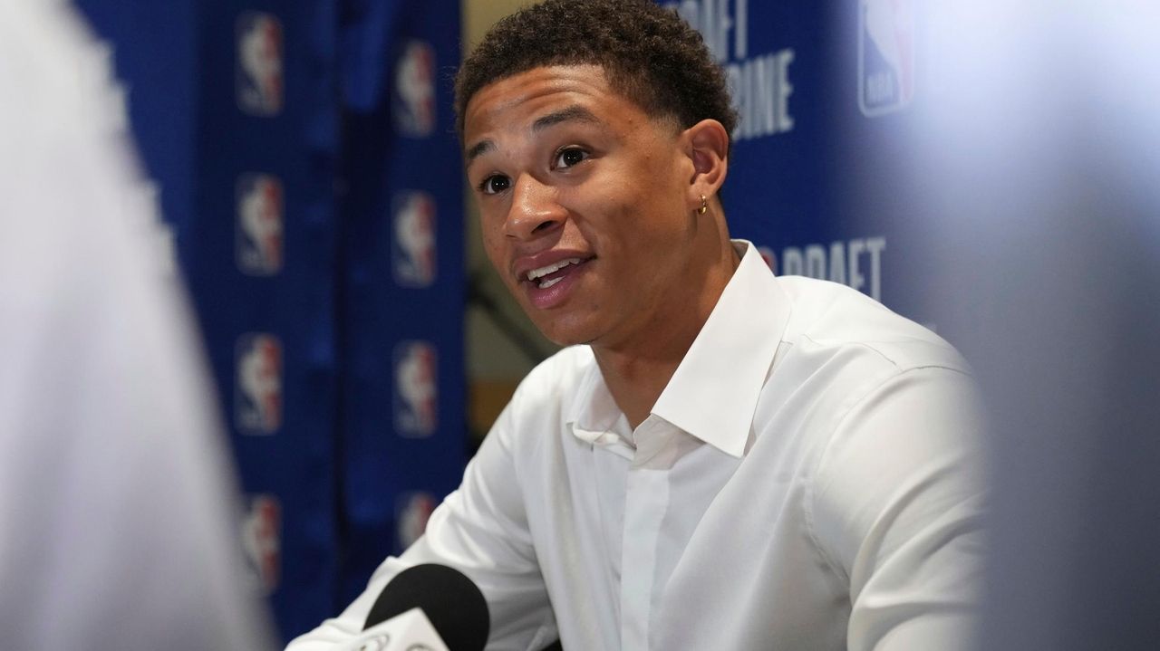 Arizona forward Carter Bryant to remain in NBA draft, where he could be a lottery pick