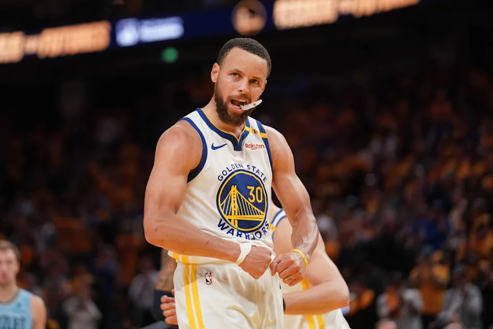 Golden State Warriors guard Stephen Curry flexes after making a free throw against the Memphis Grizzlies at the Chase Center.Cary Edmondson-Imagn Images
