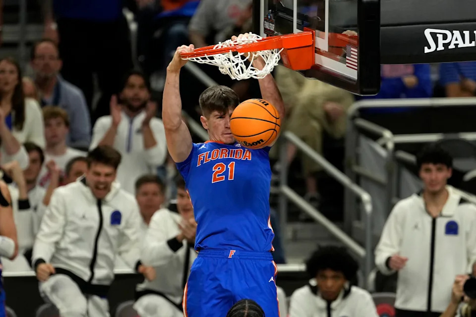 Apr 7, 2025; San Antonio, TX, USA; Florida Gators forward Alex Condon (21) dunks the ball against the Houston Cougars during the second half in the national championship game of the Final Four of the 2025 NCAA Tournament at the Alamodome.Mandatory Credit: Scott Wachter-Imagn Images