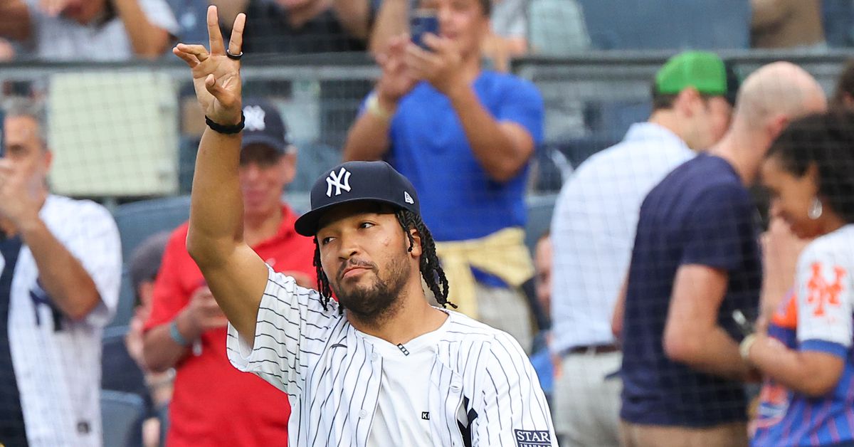 Knicks fans at Yankees game went nuts following NBA Playoffs