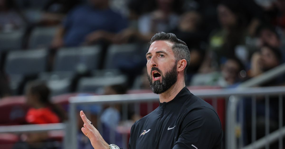 Sacramento Kings reportedly add former Cleveland Charge head coach Chris Darnell to their staff