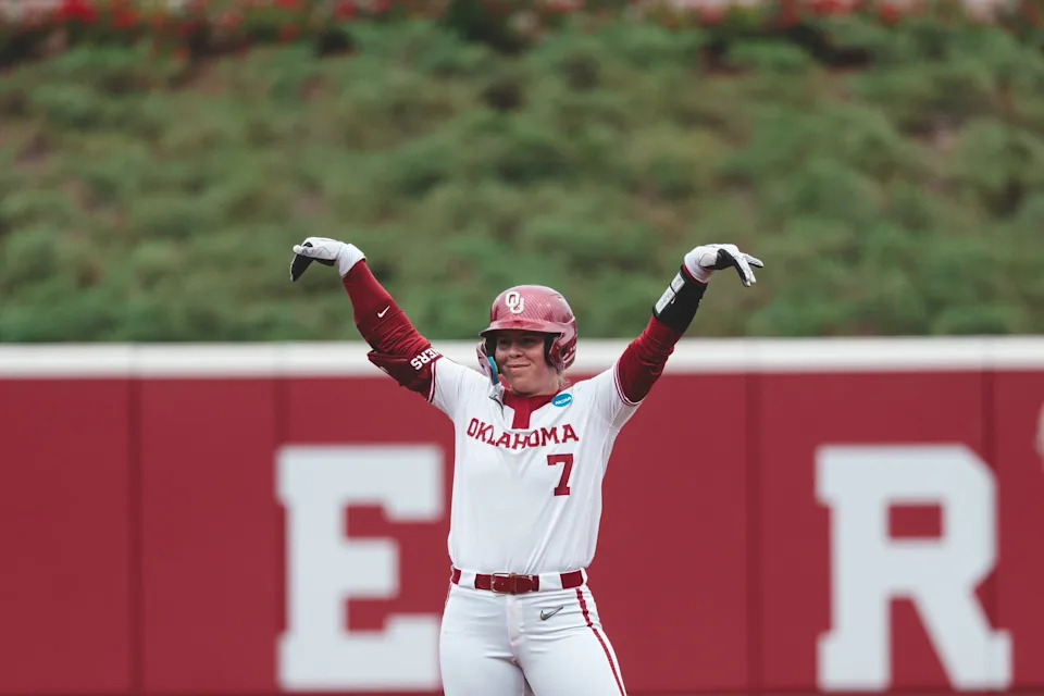 Sophomore outfielder Kasidi Pickering went 5-7 with 9 RBIs during regionals. (Rawlings Softball)