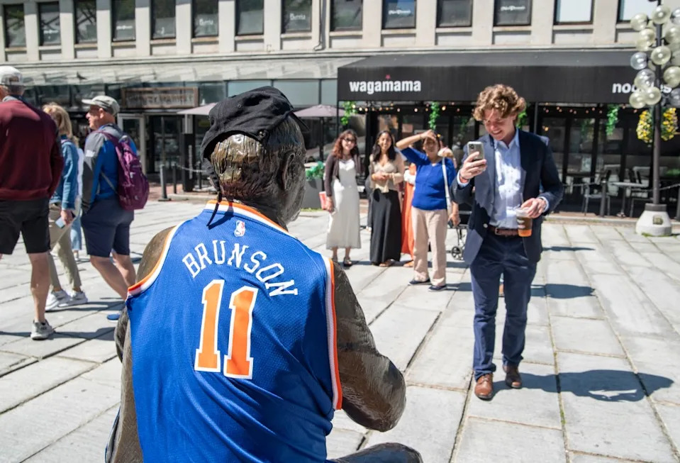 The statue was adorned with the jersey of Knicks superstar Jalen Brunson.