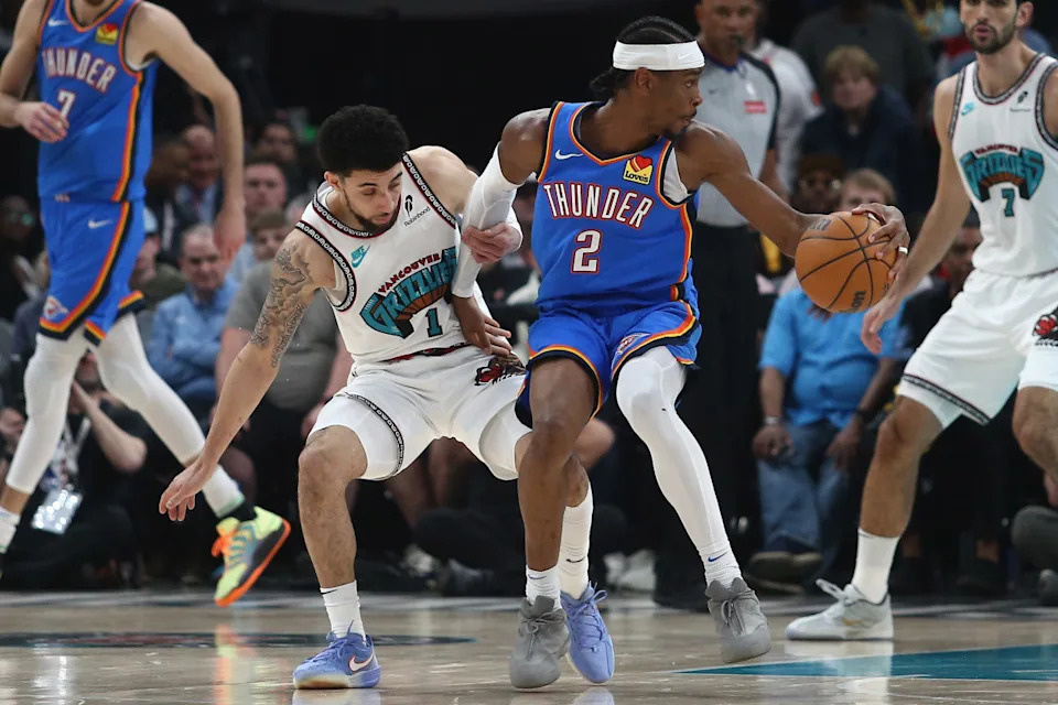 Thunder guard Shai Gilgeous-Alexander (2) spins toward the basket against the Grizzlies.Petre Thomas-Imagn Images