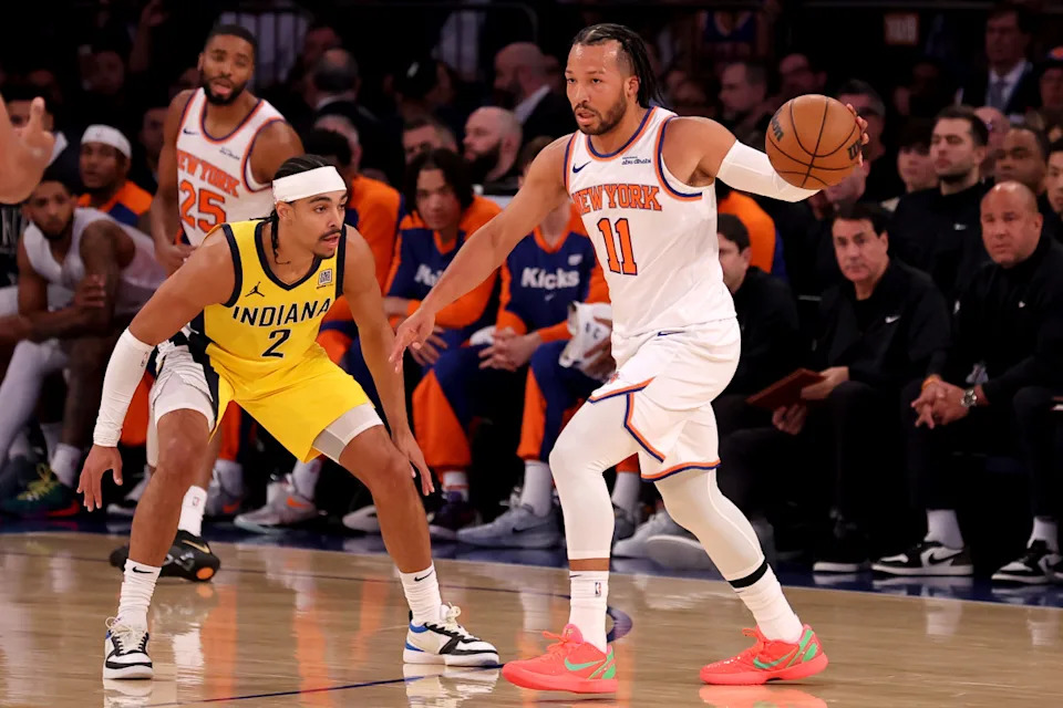 New York Knicks guard Jalen Brunson (11) guarded by Indiana Pacers guard Andrew Nembhard (2)© Brad Penner-Imagn Images