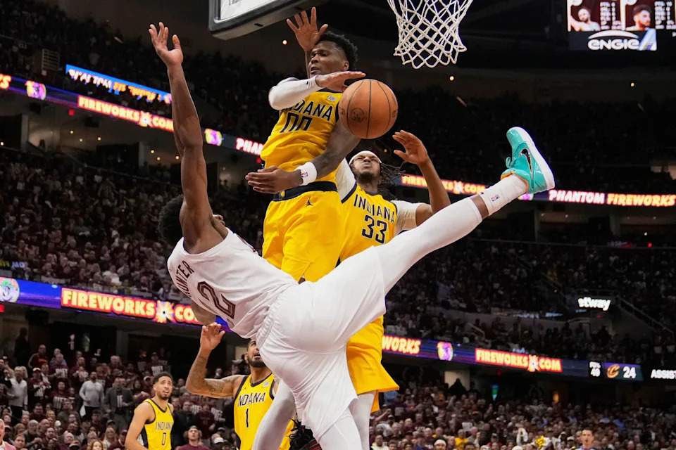Bennedict Mathurin was not called for a foul after shoving De'Andre Hunter in the chest on a blocked shot. (AP Photo/Sue Ogrocki)