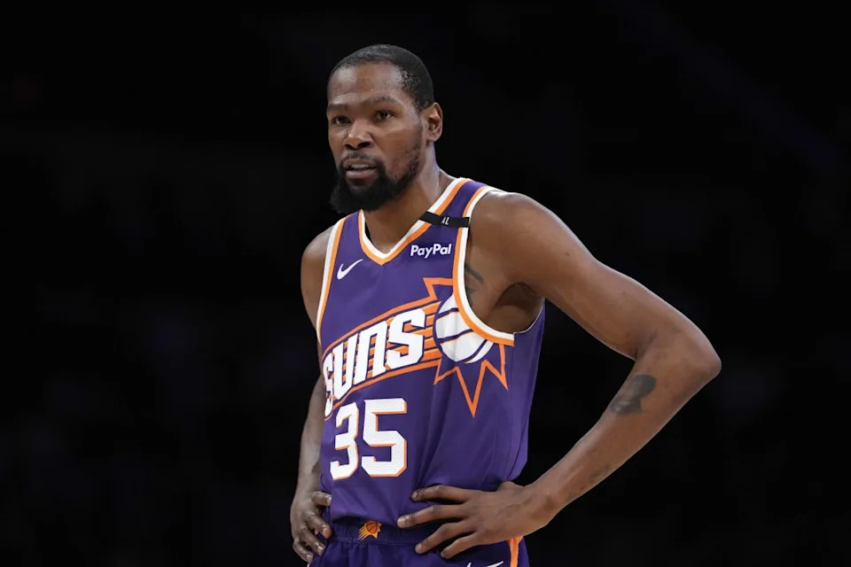 Phoenix Suns forward Kevin Durant (35) reacts against the Los Angeles Lakers in the second half at Crypto.com Arena.Mandatory Credit: Kirby Lee-Imagn Images
