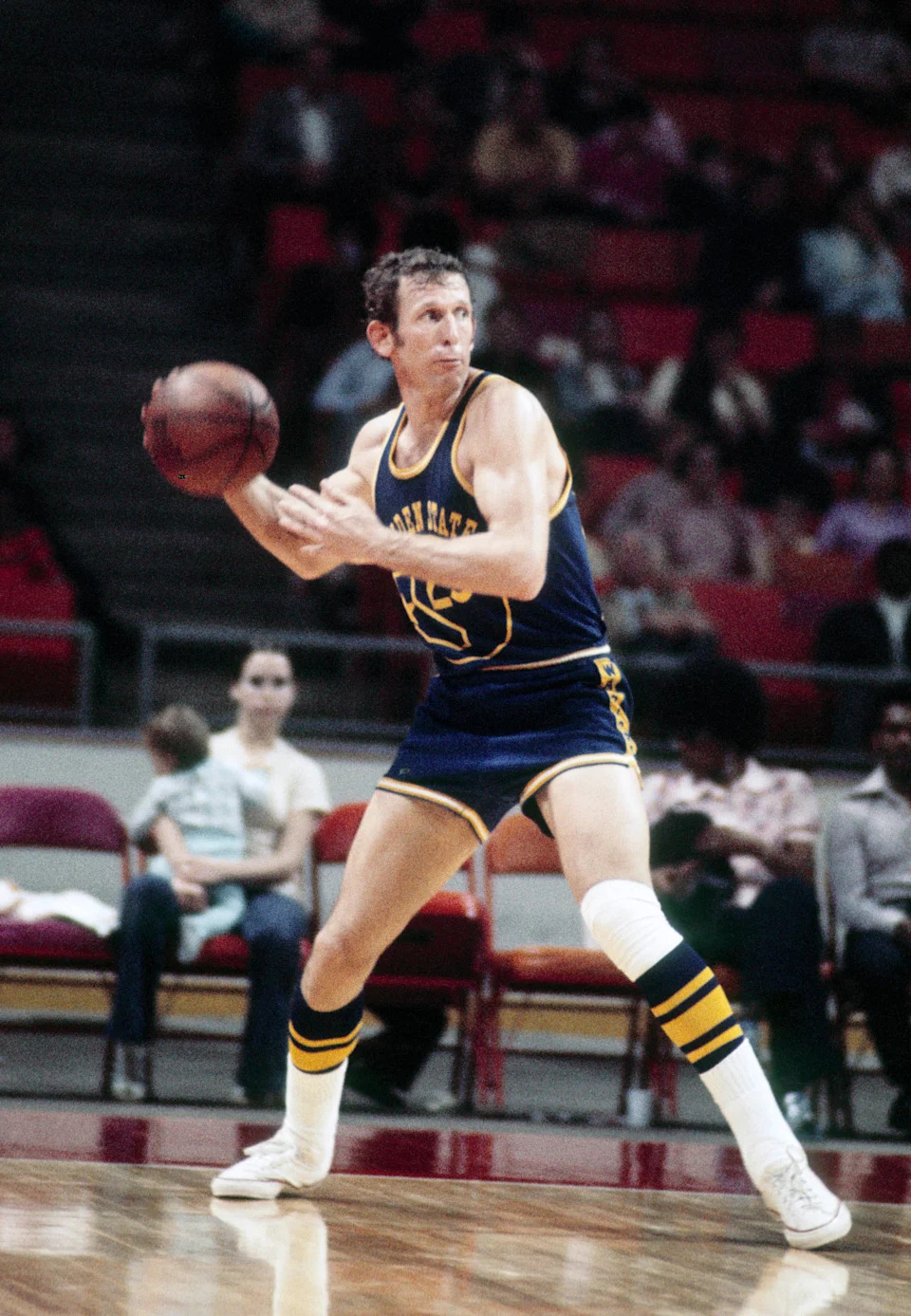 Golden State Warriors guard Jeff Mullins in action against the Atlanta Hawks during the 1972-73 season at The Omni.