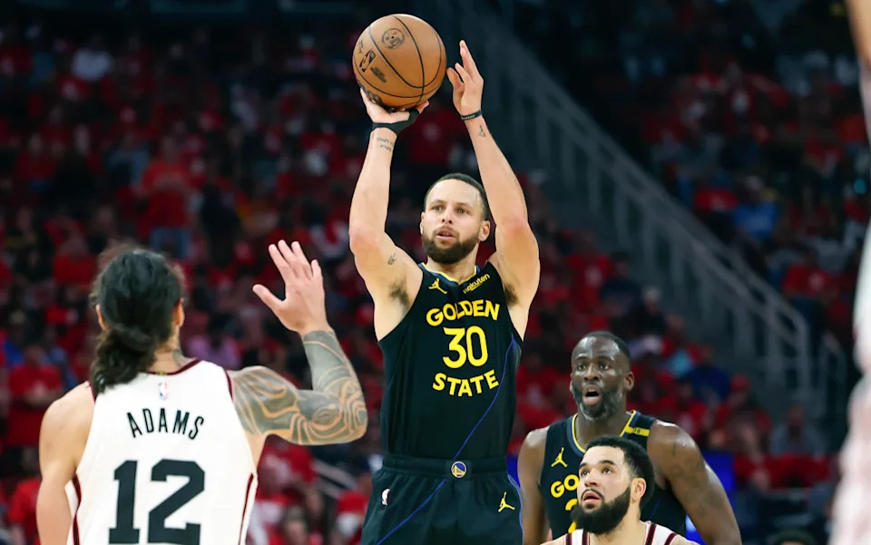 Golden State Warriors guard Stephen Curry shoots against the Houston Rockets at Toyota Center.Troy Taormina-Imagn Images