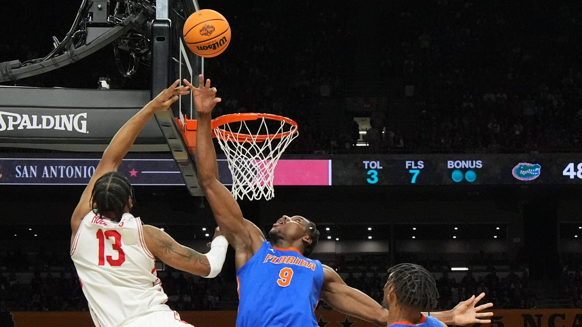 Florida basketball starting center pulls name from NBA Draft