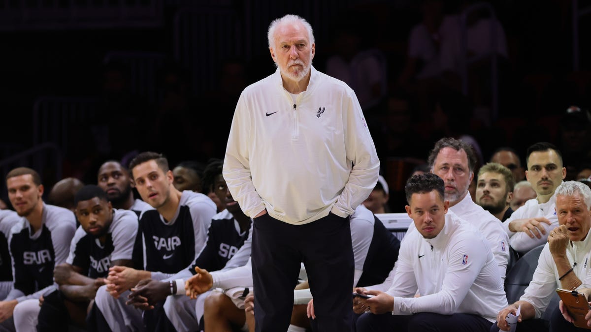 How old San Antonio Spurs head coach