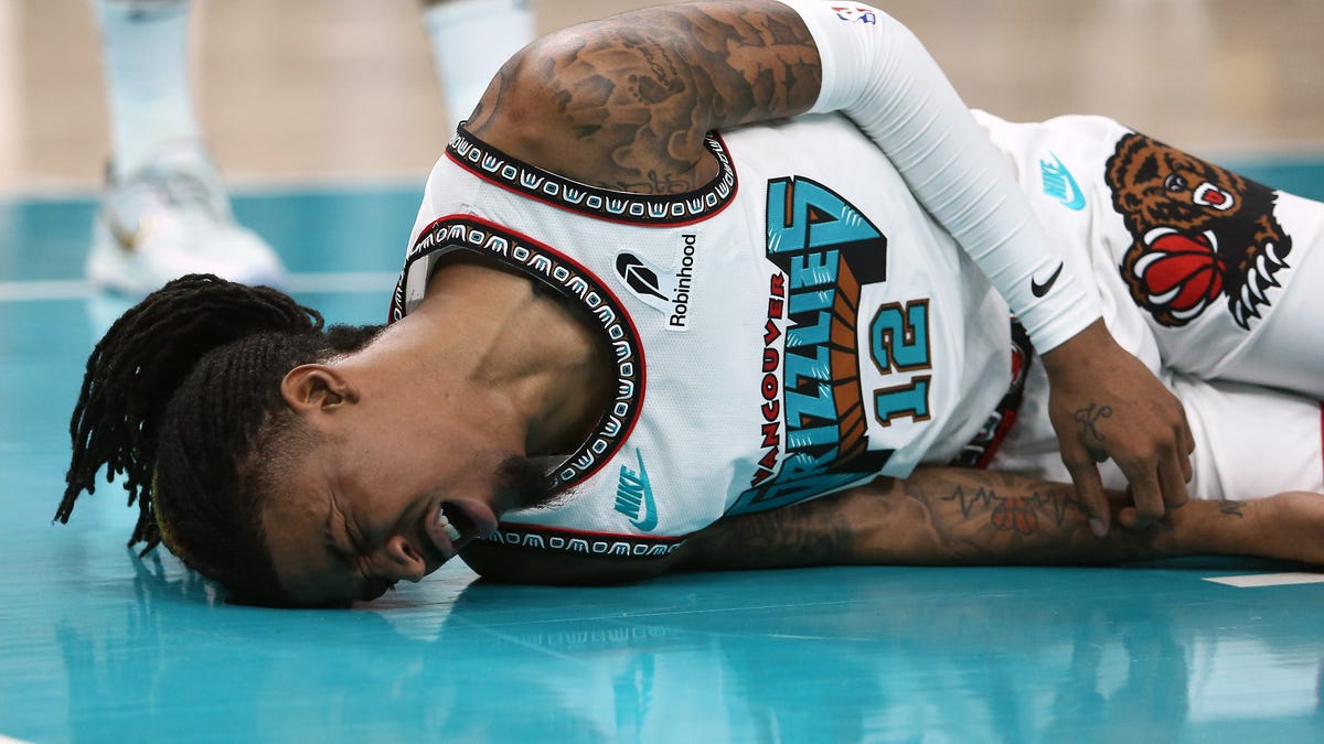 Grizzlies star exits after fall vs Thunder