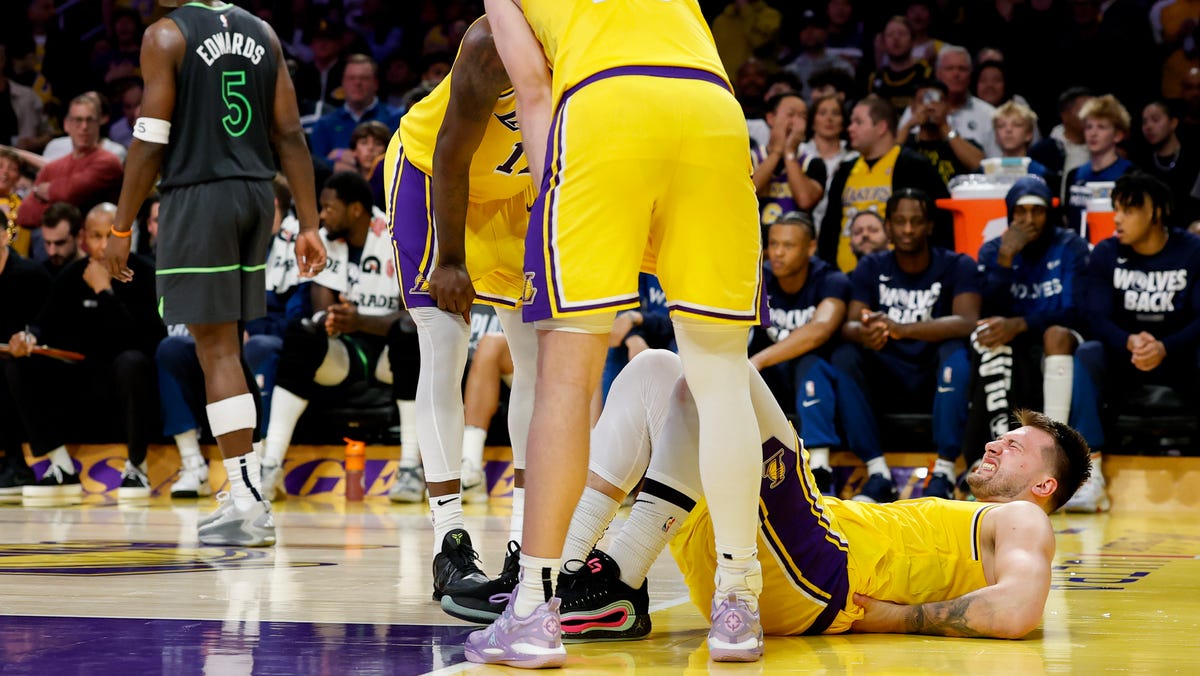 Lakers star plays with injured back in exit